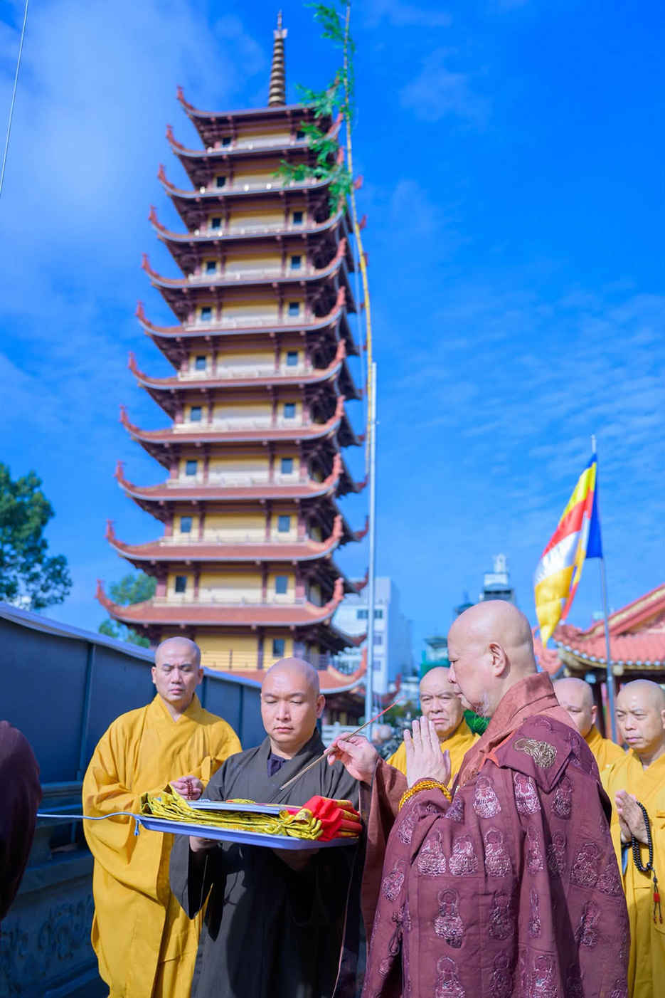 ngon-phan-anh-den-hai-dang-tam-linh-dan-duong-cho-huong-linh (2).jpg